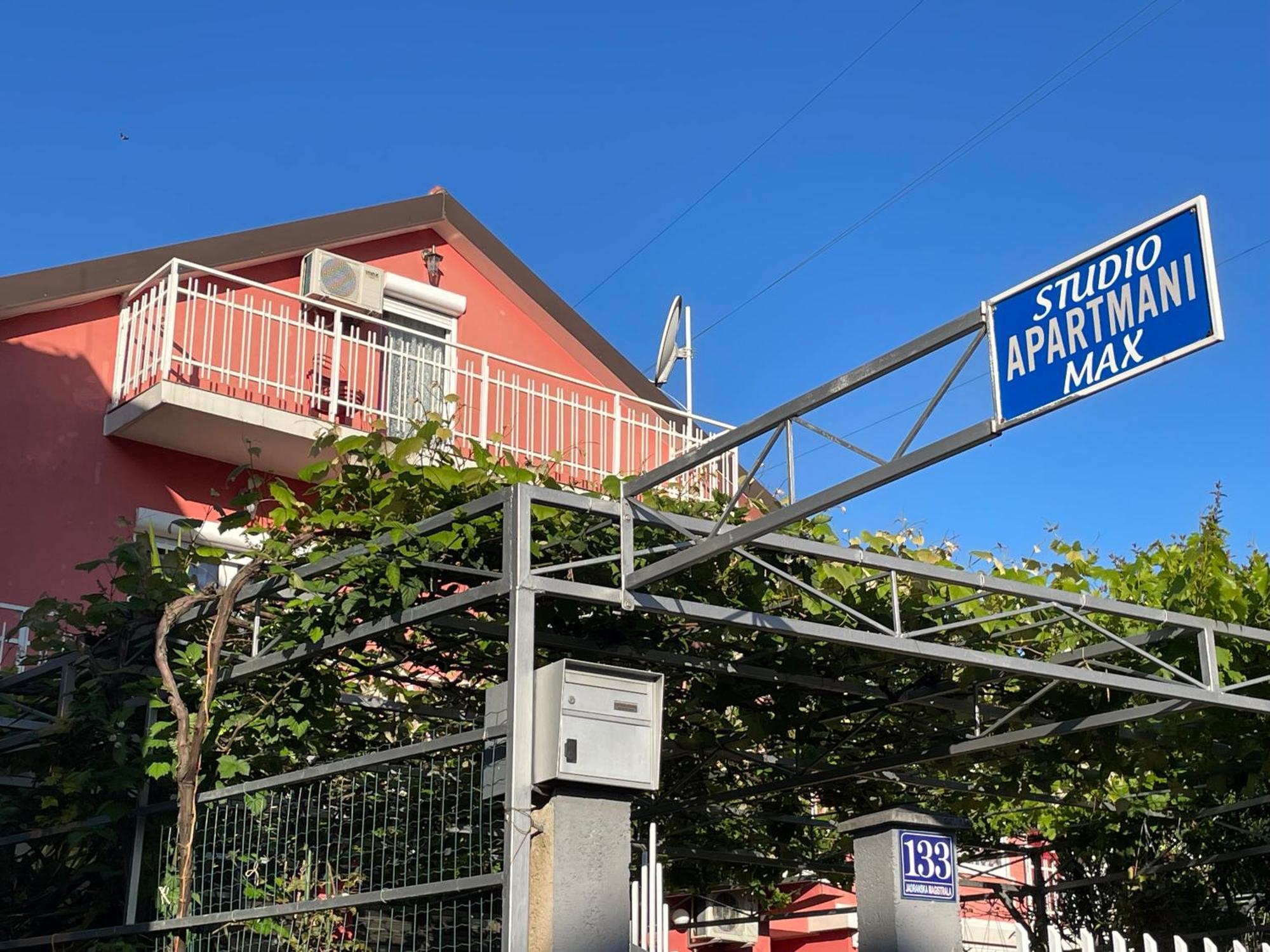 Studio Max Bijela Exterior photo